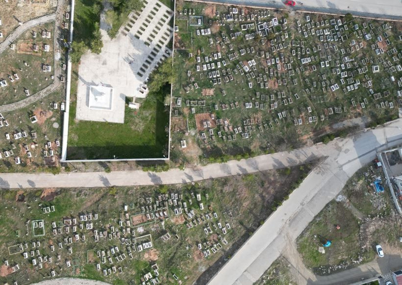 Mezarlıkta pusulalar şaştı: Yan yana ama yönleri farklı - Resim: 9