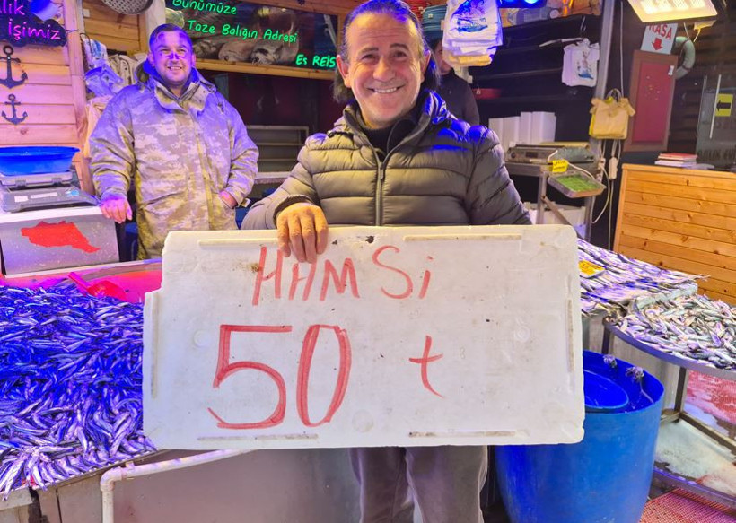 Fiyatı g&ouml;ren soluğu tezg&acirc;hta aldı: Metrelerce kuyruk oluştu: Eskişehir&rsquo;de hamsi mesaisi - Resim : 5