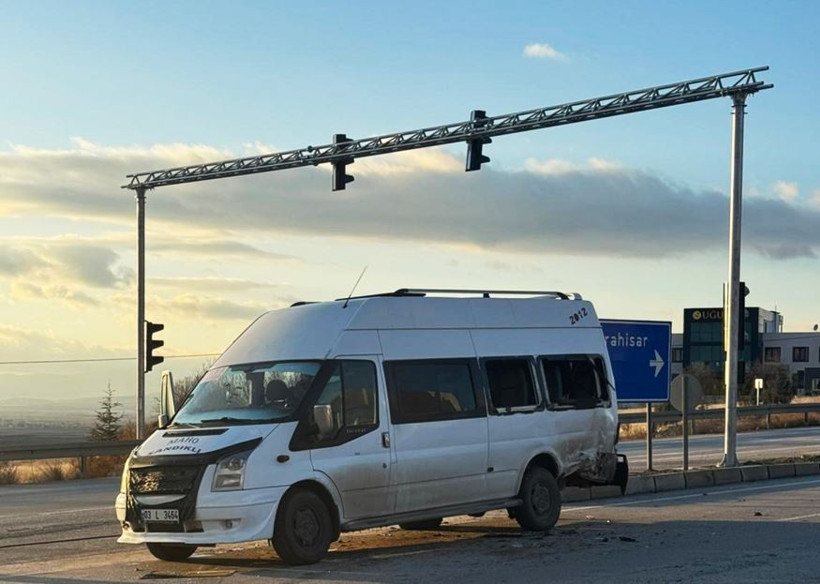 &Ouml;ğrenci servis minib&uuml;s&uuml; ile otomobil ile &ccedil;arpıştı: 9 yaralı - Resim : 1