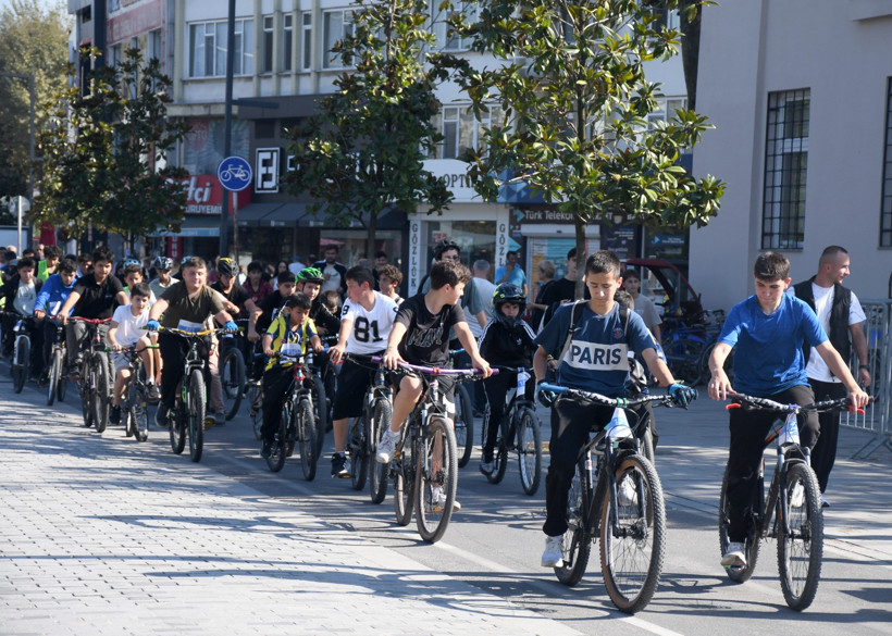 Düzce'de 450 bisikletli pedal çevirdi: Renkli görüntüler oluştu - Resim : 1