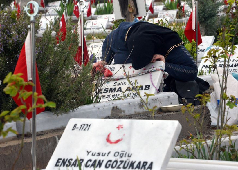 Mezar taşlarını öperek bayramlaştılar: Kahramanmaraş’ta acı dolu bir Bayram sabahı - Resim : 5