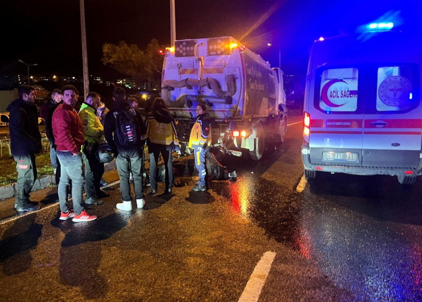 Motosikletli s&uuml;r&uuml;c&uuml; s&uuml;p&uuml;rge aracına &ccedil;arptı: Kuşadası&rsquo;nda korkun&ccedil; son - Resim : 2