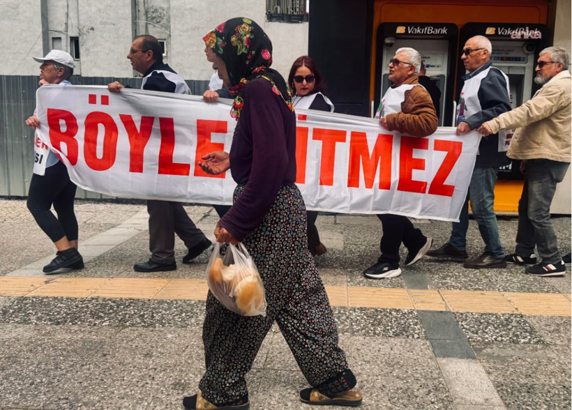 Emekliler ara zam ve katkı payı için İzmir'de sokağa indi - Resim : 1