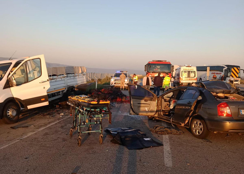 Erzurum yolunda can pazarı: Otomobil kamyona ok gibi saplandı: 3 ölü 3 yaralı - Resim : 2