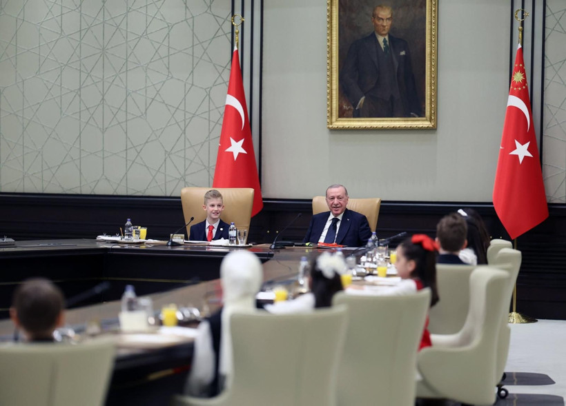 23 Nisan’da Erdoğan’ın huzurunda bu şiir okutuldu: Siyasi yasak gerekçesi olmuştu - Resim: 3