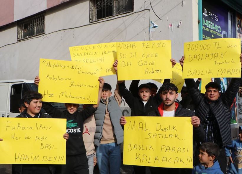 Kemal Sunal&rsquo;ın filmi ger&ccedil;ek oldu: Adana&rsquo;da sevdiklerine kavuşamayan gen&ccedil;lerden pankartlı eylem - Resim : 4