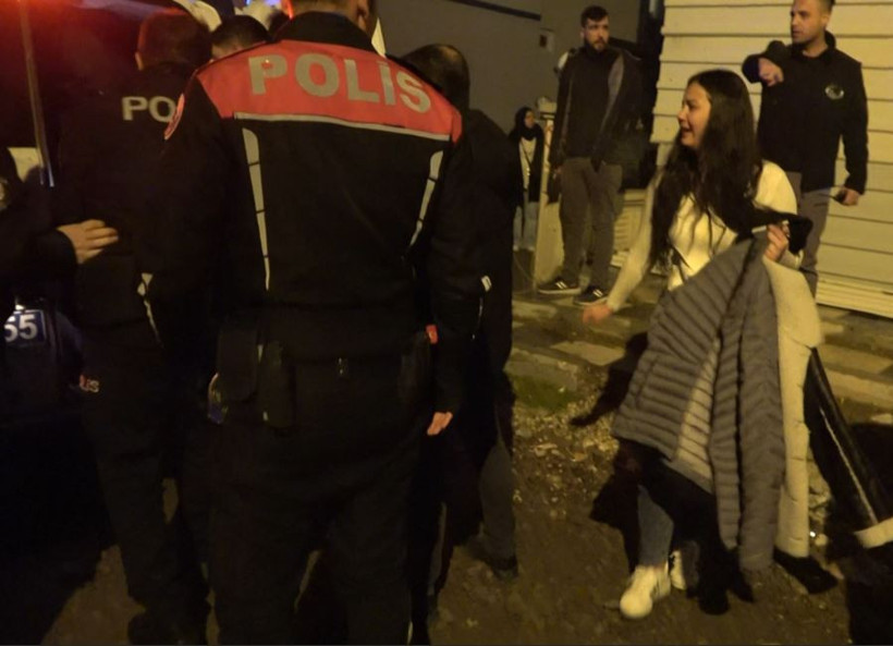 G&uuml;r&uuml;lt&uuml; kavgası meydan savaşına d&ouml;nd&uuml;: Polis kavgayı biber gazı ile ayırdı: 7 g&ouml;zaltı - Resim : 3