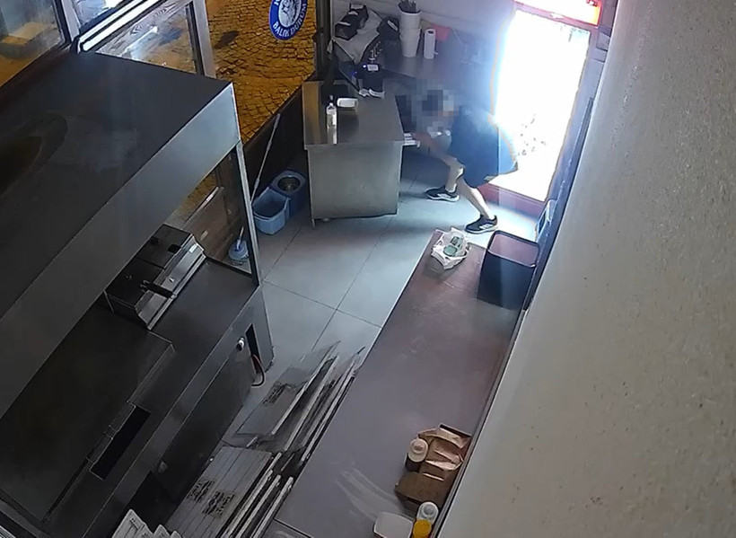 Önce sokakta oyalandılar: Sonra soyup kaçtılar: Kameraya anbean yansıdı - Resim : 2