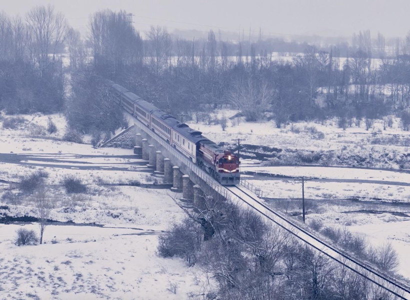 Doğu Ekspresi beyaza g&ouml;m&uuml;ld&uuml;: Karlar i&ccedil;inde s&uuml;z&uuml;len raylı r&uuml;ya - Resim : 3