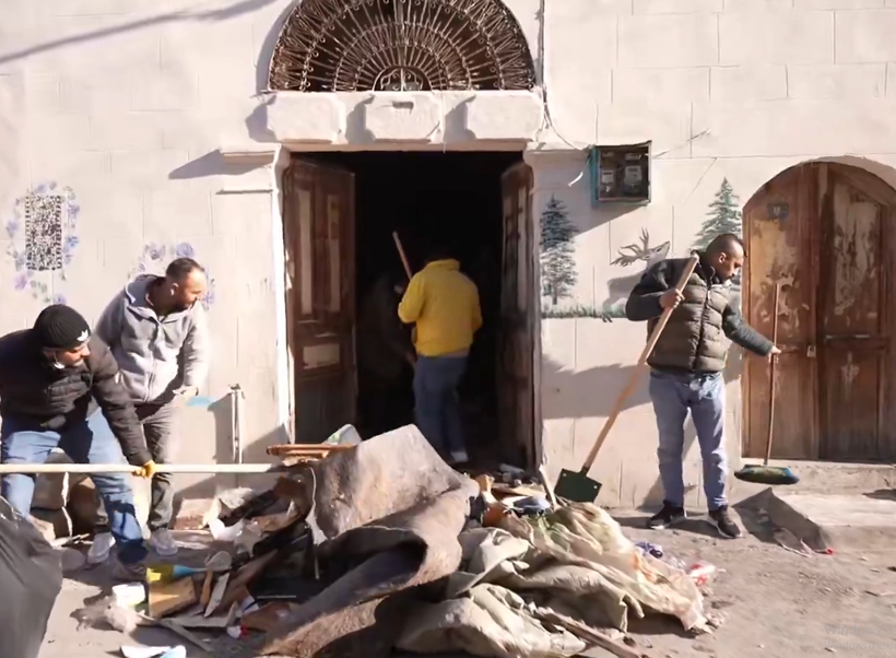 Tarsus'ta &ccedil;&ouml;p ev temizlendi: 168 ton atık &ccedil;ıkartıldı - Resim : 1