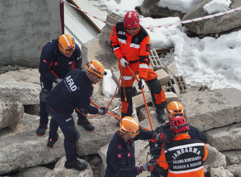 Çöken çatıda zamana karşı yarış: Enkaz altında can pazarı: Erzurum’da nefes kesen anlar - Resim: 13
