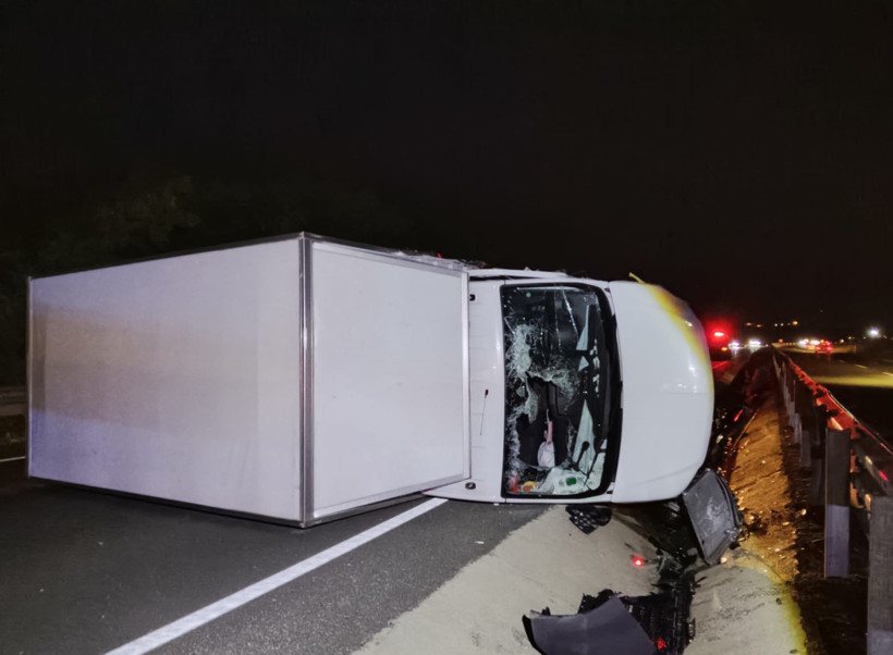 Kontrolden çıkan kamyonet bariyerlere çarpıp devrildi: Sürücü yaralandı - Resim : 1
