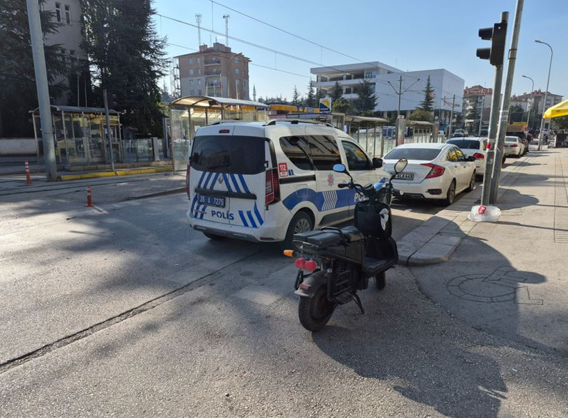 Eskişehir’de elektrikli bisiklete çarpan otomobil kayıplara karıştı - Resim : 1
