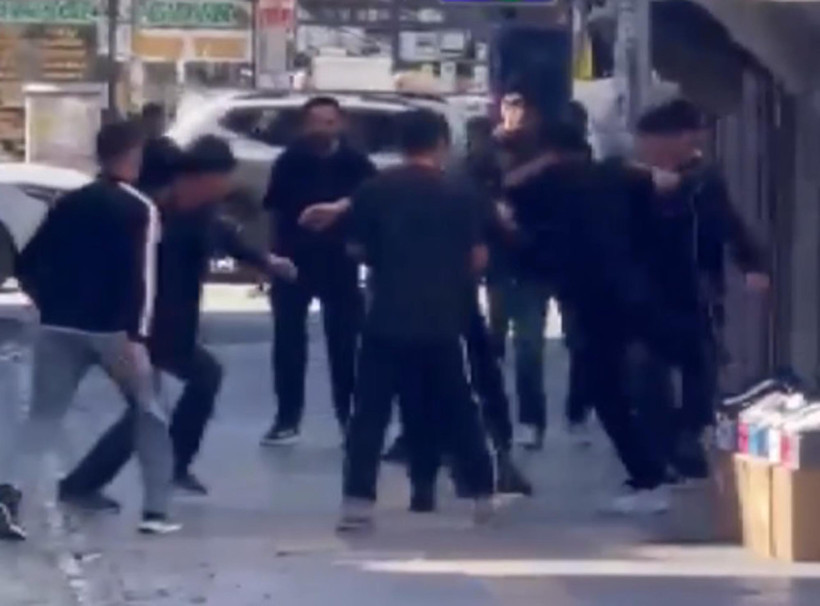 Muşta ve kesici aletlerle saldırdılar: Mağaza ortasında kanlı kavga - Resim : 2
