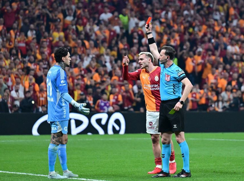 beIN Trio'da derbinin hakemine büyük fırça: Hakemi sahaya gömdüler - Resim: 13