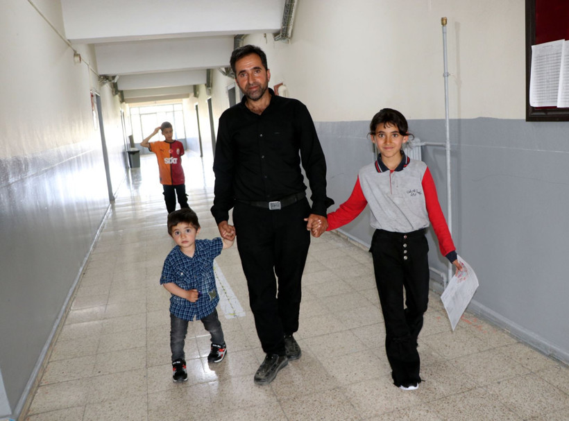3 yıl boyunca tek başına okudu...İlk kez arkadaşlarıyla karne aldı - Resim: 5