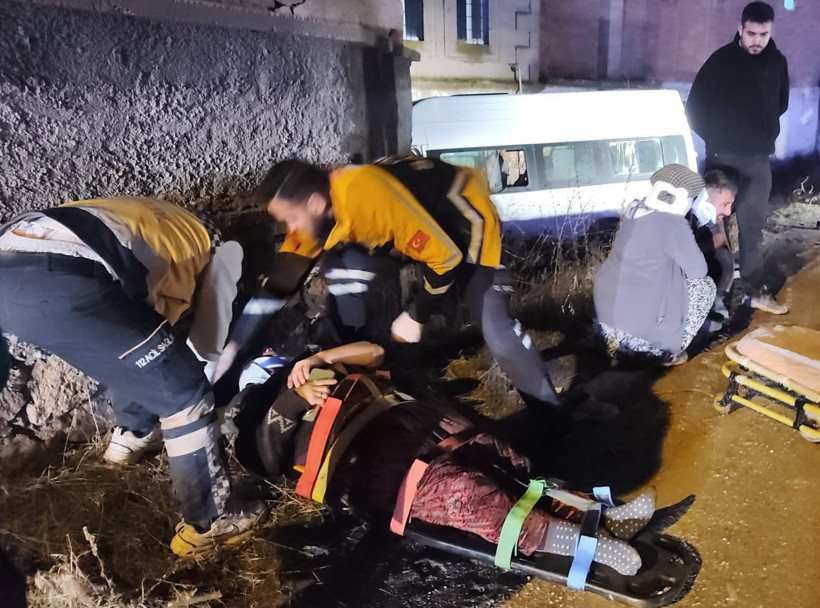 Minib&uuml;ste can pazarı: Tarım iş&ccedil;ilerini taşıyan ara&ccedil; duvara &ccedil;arptı: 14 yaralı - Resim : 1