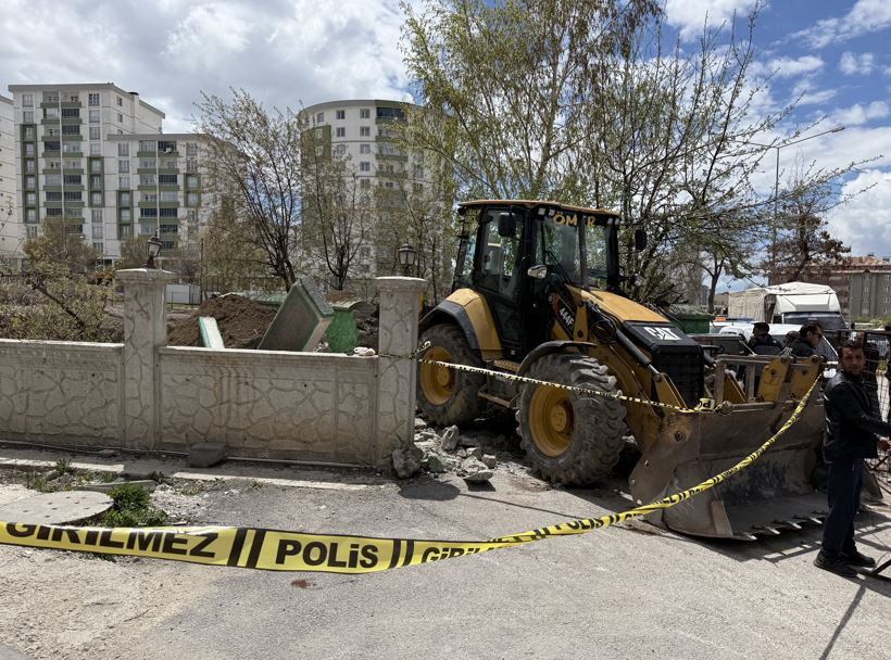 Erzurum’da tarihi mezarlığa kepçe talanı - Resim : 4