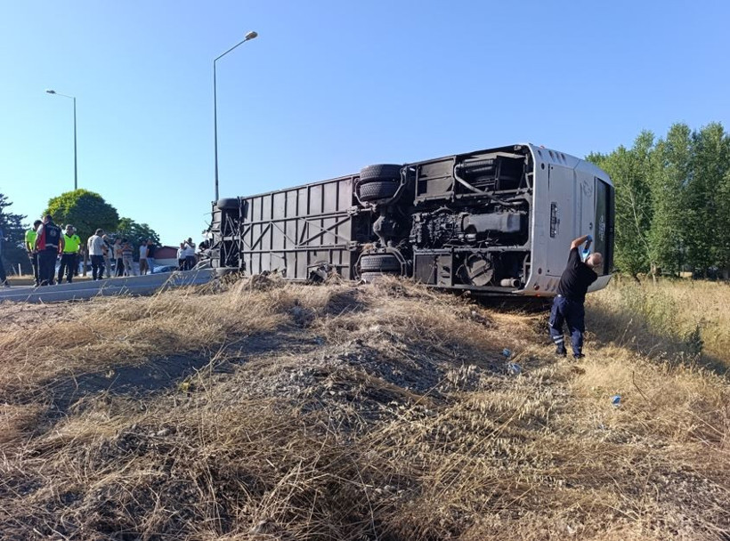 Afyonkarahisar’da yolcu otobüsü devrildi: 22 yaralı - Resim : 1