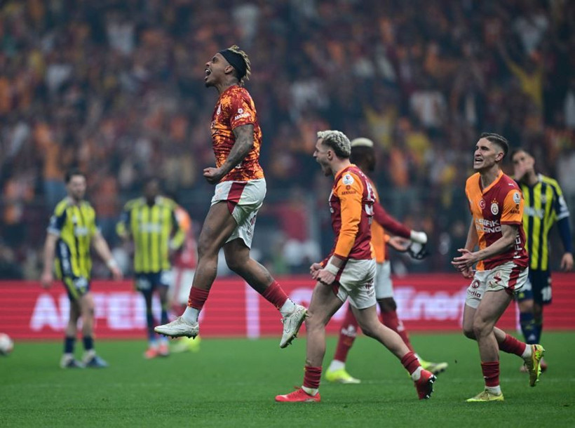 beIN Trio'da derbinin hakemine büyük fırça: Hakemi sahaya gömdüler - Resim: 1