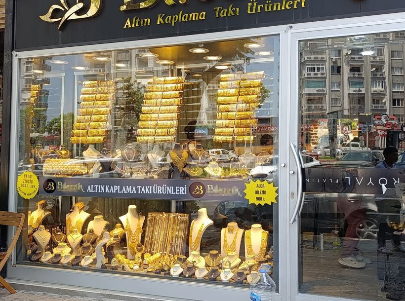 Camı taşla kırdı: İçeri sürünerek sızdı: Çalabildiği kadar altın çaldı: Gerçeği yakalanınca anladı - Resim: 6
