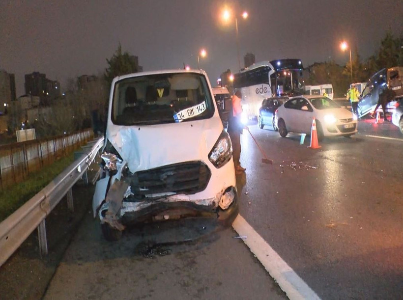 8 ara&ccedil; birbirine girdi: İstanbul trafiği fel&ccedil; - Resim : 2