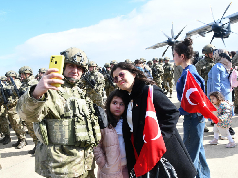 Uğurlama töreninde duygusal anlar: Vatan için ayrılık zaman - Resim : 5