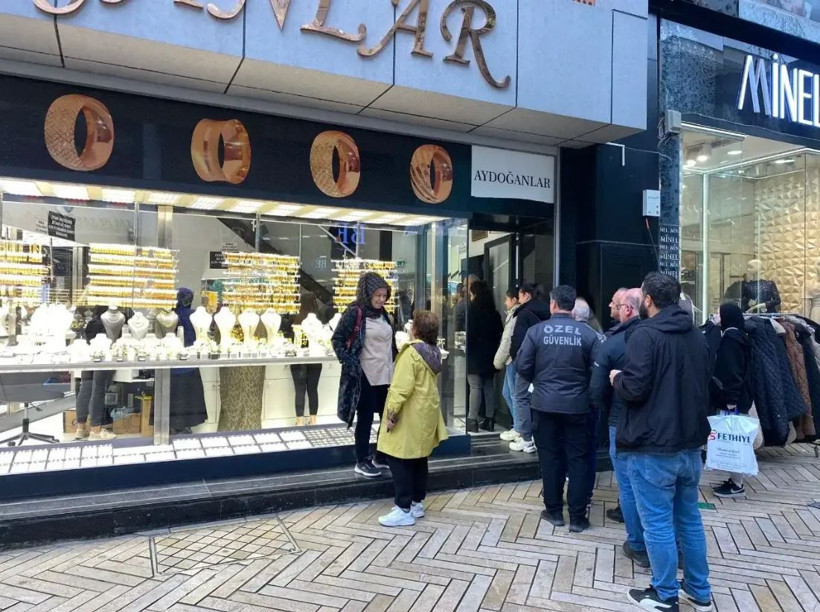 Fiyatının düştüğünü gören altın almaya koştu: Kuyrukların ucu görünmedi - Resim: 1