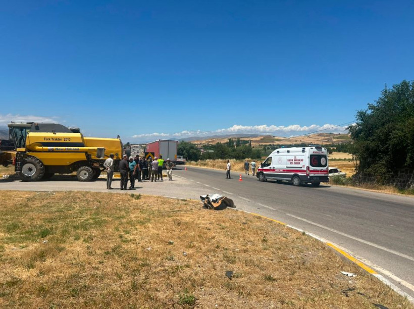 Sivas'ta otomobil biçerdövere çarptı: 3 yaralı - Resim : 1