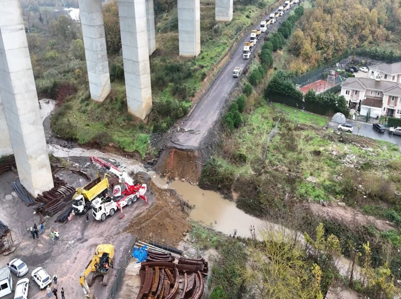 Sarıyer'de yol çöktü! Araçlar dereye uçtu - Resim : 3