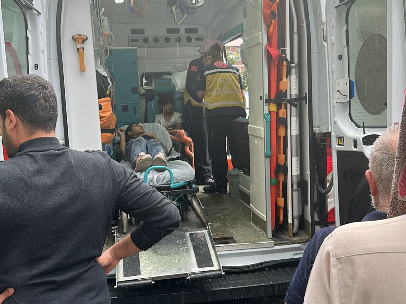 Çamlıhemşin-Ayder yolunda trafik kilitlendi: İki araç kafa kafaya çarpıştı: 3 yaralı - Resim : 2