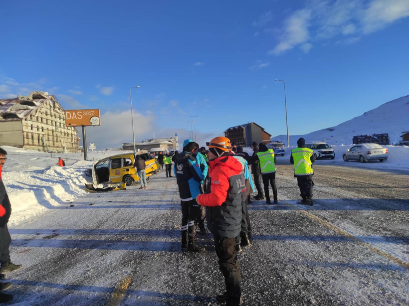 Yolcu minibüs ile taksi çarpıştı: 16 yaralı - Resim : 4
