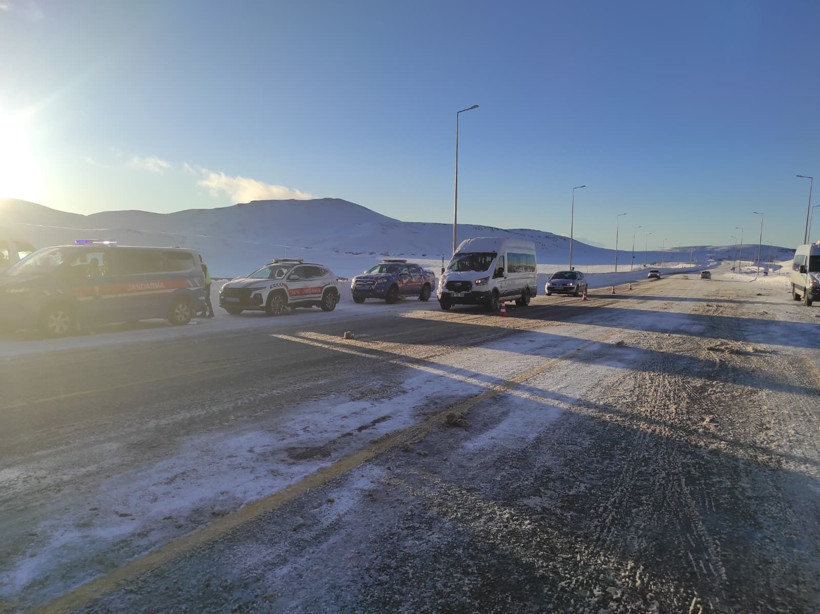 Yolcu minibüs ile taksi çarpıştı: 16 yaralı - Resim : 3