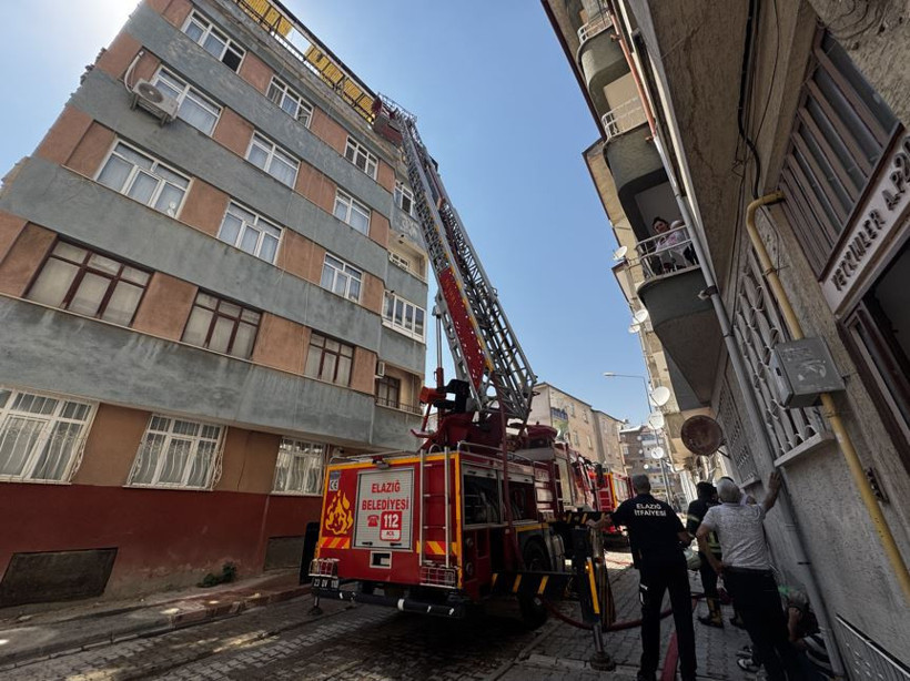 Elazığ’da apartman çatısında yangın: 1 kişi dumandan etkilendi - Resim : 1