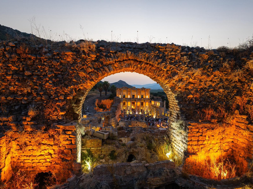 Güneş batınca ziyaretçi akını başladı: Efes’te gece müzeciliği rekora koşuyor - Resim : 6
