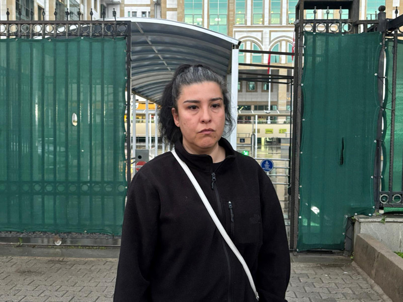 Salonda g&ouml;zyaşları sel oldu! Baba kaza dedi: &Ccedil;ocuklar &lsquo;Annemizi babamız bı&ccedil;akladı - Resim : 2