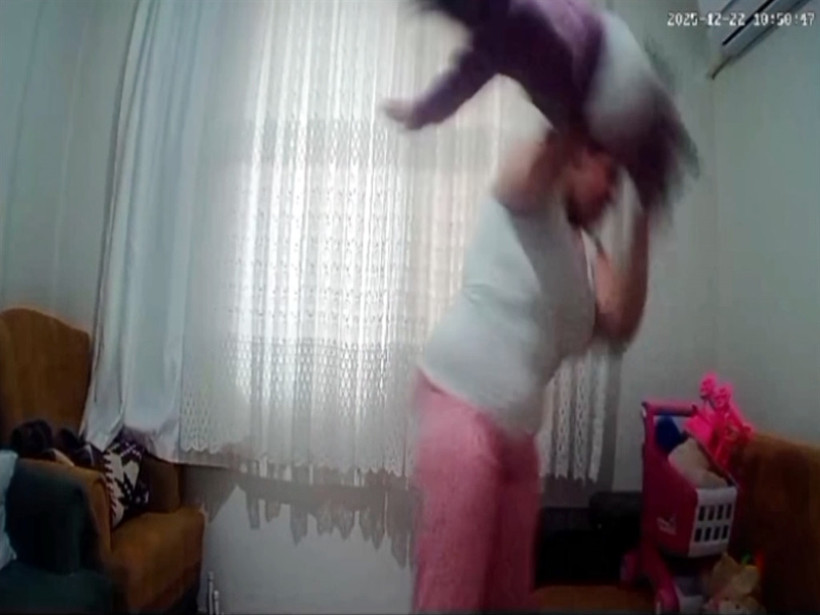 1 yaşındaki bebeğe şiddet uygulayan anne tutuklandı - Resim : 1