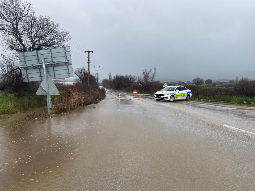 Ayvacık’ı sağanak vurdu: Sokaklar nehir oldu… Tarlalar suya gömüldü… - Resim: 2