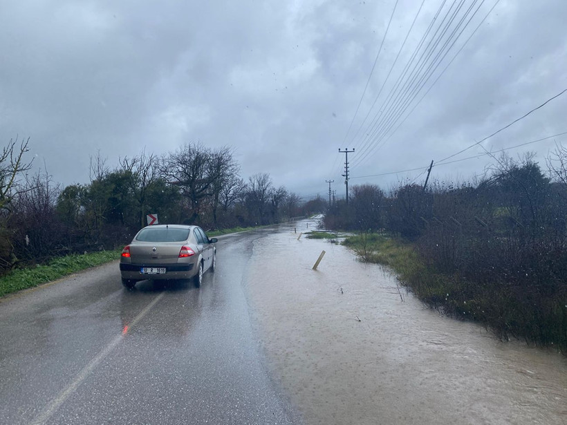 Ayvacık’ı sağanak vurdu: Sokaklar nehir oldu… Tarlalar suya gömüldü… - Resim: 1