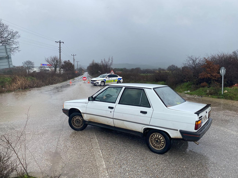 Ayvacık’ı sağanak vurdu: Sokaklar nehir oldu… Tarlalar suya gömüldü… - Resim: 3