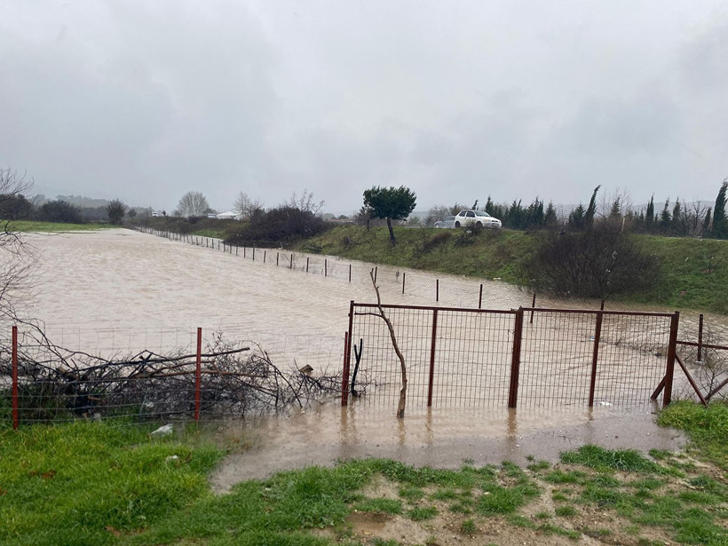 Ayvacık’ı sağanak vurdu: Sokaklar nehir oldu… Tarlalar suya gömüldü… - Resim: 11