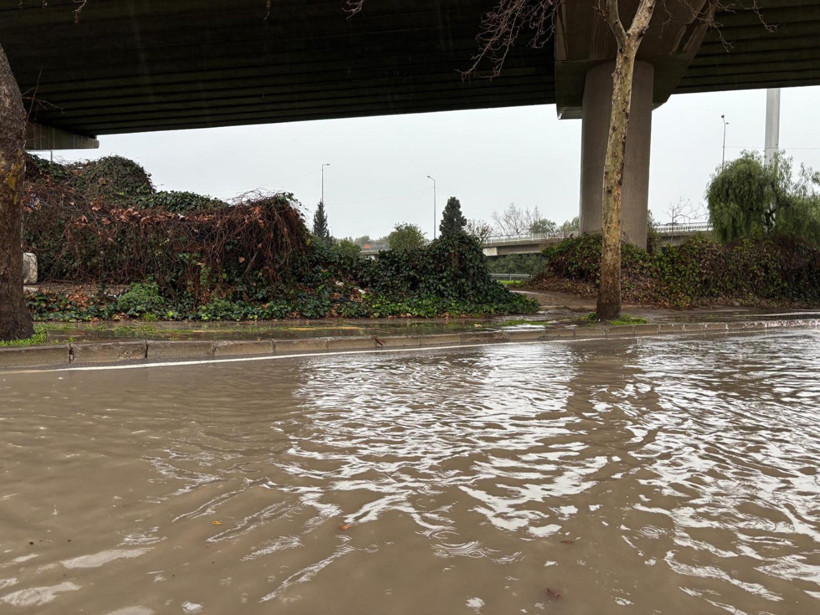 İzmir sağanağa teslim oldu: Caddeler göle döndü - Resim : 2