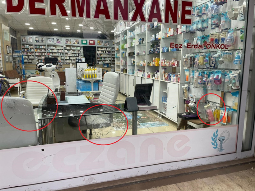 Diyarbakır'da eczaneye silahlı saldırı: Kurşunlar camları deldi - Resim : 1