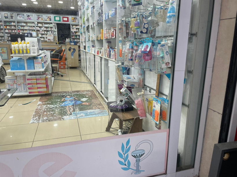 Diyarbakır'da eczaneye silahlı saldırı: Kurşunlar camları deldi - Resim : 4