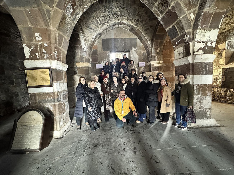 Yeşilçam'ın Kraliçesi Hülya Koçyiğit Akdamar'da: İlk kez geldim, aşık oldum - Resim: 1