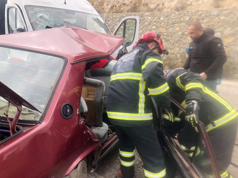 &Ouml;l&uuml;m onları ayıramadı: Otomobil minib&uuml;se ok gibi saplandı - Resim : 3