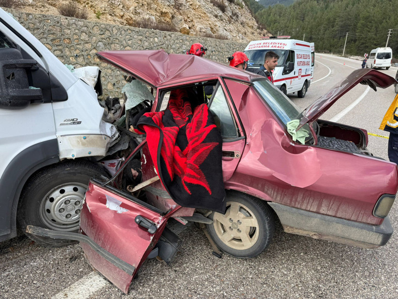 &Ouml;l&uuml;m onları ayıramadı: Otomobil minib&uuml;se ok gibi saplandı - Resim : 2
