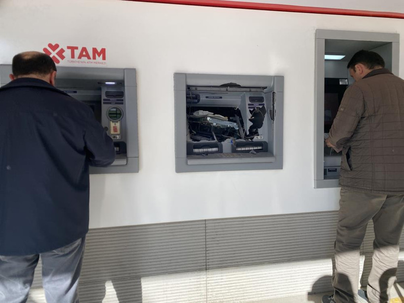 Para çekemediği ATM'ye balyozla saldırdı - Resim : 1