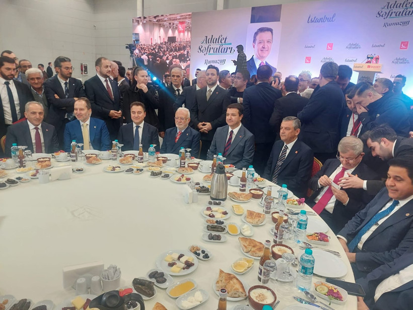 6'lı masa değil 'artı'lı masa: Liderler iftarda bir araya geldi - Resim : 2