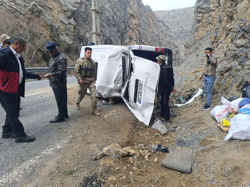 Minib&uuml;s takla attı: &Ccedil;ukurca yolunda can pazarı: 4 yaralı - Resim : 1